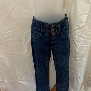 No boundaries size 5 jeans. Worn twice. Variated blue. Midrise